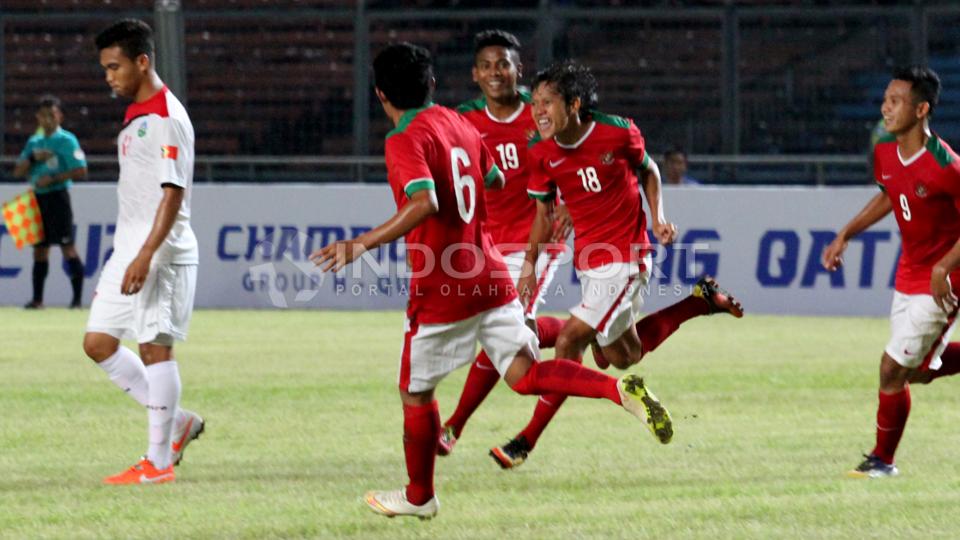 Selebrasi pemain timnas U-23, Adam Alis (tengah) usai mencetak gol ke gawang Timor Leste di Pra Piala Asia.